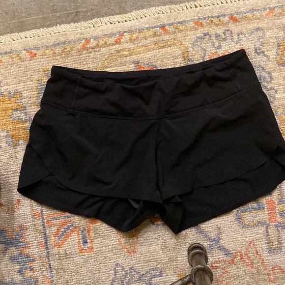 Lululemon Speed Up Lined Shorts 2.5" in Black, Size 6 - Picture 5 of 7